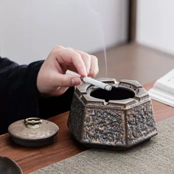 Retro Ceramic Ashtray With Lid for Neat, Stylish Spaces